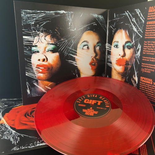 24/7 Diva Heaven - Gift - LP (Erstauflage rotes Vinyl, plus signiertes Foto, Gatefold Cover, bedruckte Innenhülle w/ Lyrics)
